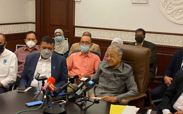 Dr Mahathir ketika bercakap pada sidang akhbar di Yayasan Alhukhary pada Jumaat.