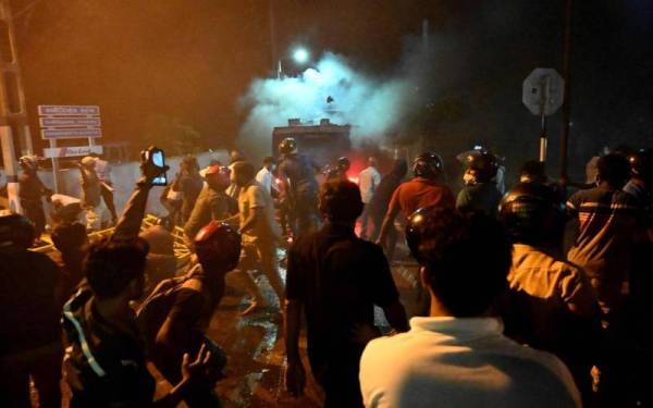 Orang ramai berdemonstrasi di luar rumah Rajapaksa ketika krisis ekonomi semakin teruk di Colombo pada Khamis. - Foto AFP