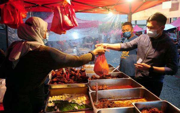 KPDNHEP akan meningkatkan aktiviti pemantauan harga barangan dan makanan di bazar Ramadan di seluruh negara sepanjang bulan puasa ini. Gambar hiasan.