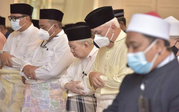 Tengku Mohamad Rizam (dua dari kanan) berkenan menunaikan solat Jumaat pertama di Masjid Razaleigh, Gua Musang pada Jumaat.