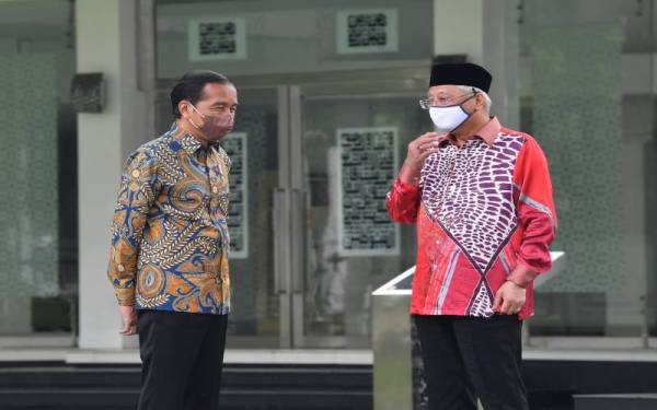 Ismail Sabri (kanan) bersama Joko Widodo (kiri) . - Foto Bernama