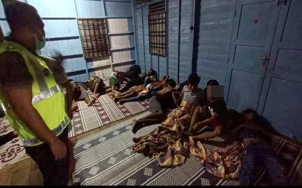 Seramai 22 lelaki Myanmar yang sedang tidur di sebuah lokasi persembunyian di Bunut Payong di tahan polis. - Foto PGA