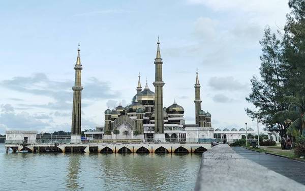 Masjid Kristal di Pulau Wan Man, Kuala Terengganu dibuka semula kepada pengunjung.