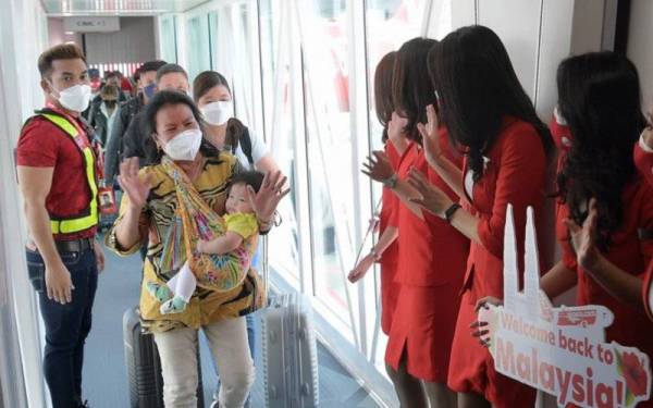 Penumpang dari Jakarta tiba di Lapangan Terbang Antarabangsa Kuala Lumpur (Klia2) pada Jumaat. - Foto Bernama
