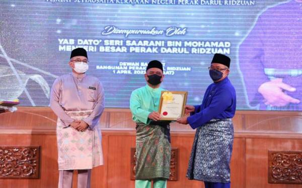 Saarani (tengah) menyampaikan Sijil Anugerah Perkhidmatan Cemerlang kepada Timbalan Mufti Perak, Datuk Zamri Hashim ketika menyempurnakan Majlis Anugerah Perkhidmatan Cemerlang Pejabat Setiausaha Kerajaan Negeri Perak di Dewan Bankuat Bangunan Perak Darul Ridzuan pada Jumaat.