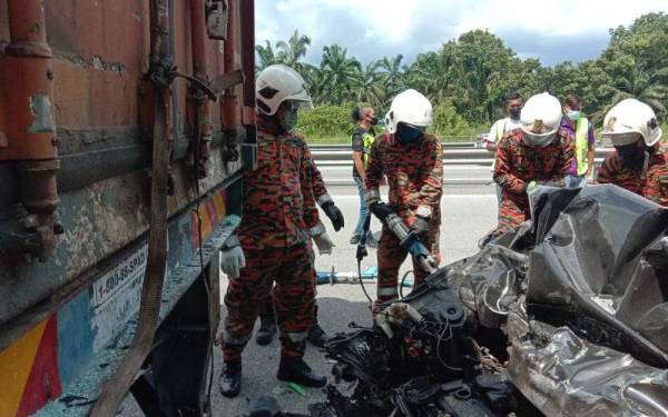 Anggota bomba menjalankan operasi untuk mengeluarkan mangsa yang tersepit dalam kemalangan membabitkan dua kenderaan di Taiping. - Foto ihsan Bomba Perak