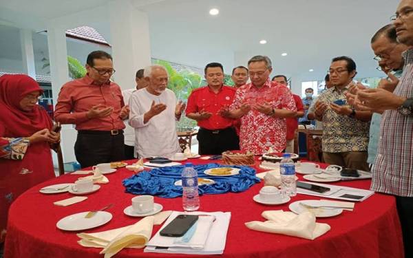 Kepimpinan UMNO Johor meraikan sambutan ulang tahun kelahiran ke-63 Hasni selepas Mesyuarat Perhubungan UMNO negeri di Pejabat UMNO Johor, Johor Bahru pada Jumaat.