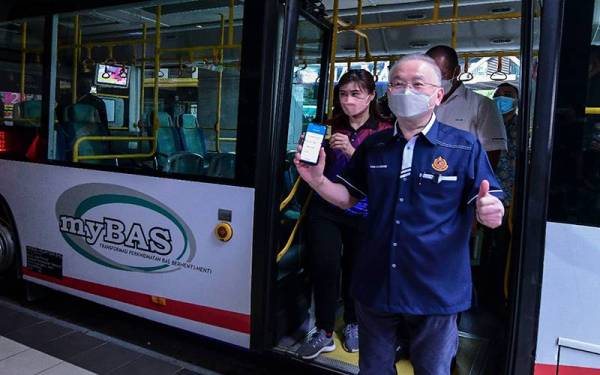 Ka Siong menunjukkan aplikasi semasa meninjau operasi bas dan melawat CIQ BSI, di Johor Bahru, pada Jumaat.