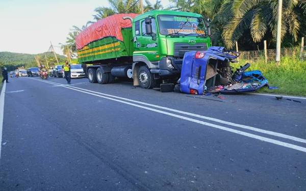 Keadaan kenderaan jenis Perodua Kancil yang terlibat dalam kemalangan membabitkan dua lagi kenderaan lain dalam kejadian di Jalan Tagasan Tawau-Semporna.