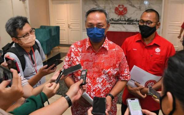 Hasni Mohammad (tengah) ketika ditemui pada sidang media selepas Mesyuarat Perhubungan UMNO Johor di Pejabat UMNO Negeri Johor pada Jumaat. - Foto Bernama 