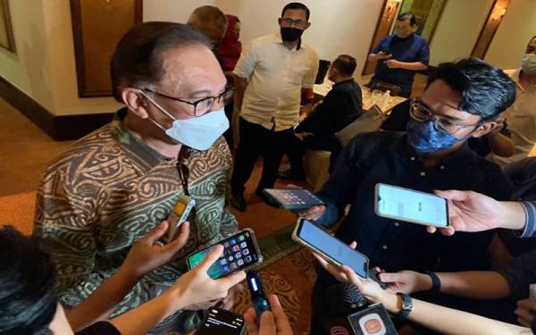 Anwar ketika ditemui pemberita selepas majlis makan malam meraikan veteran DAP, Lim Kit Siang, di sebuah hotel, di sini pada Jumaat.