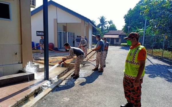 Anggota Maritim Malaysia bersama agensi berkaitan dan penduduk bergotong-royong membersihkan Masjid Al-Taufidiah Kampung Menteri, Kuala Sepetang.