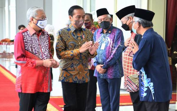 Ismail Sabri Yaakob (kiri) ketika bertemu Joko Widodo (dua dari kiri) dalam lawatannya ke Indonesia yang berakhir pada Sabtu. Foto: Bernama