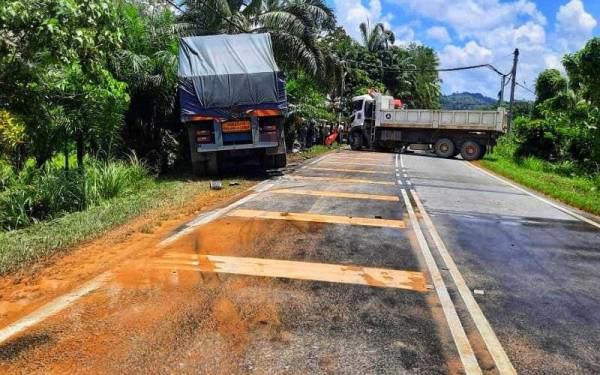 Keadaan dua lori yang terbabit dalam kemalangan di Kilometer 18 Jalan Lipis-Merapoh berhampiran simpang Berchang pada Sabtu. - Foto ihsan PDRM