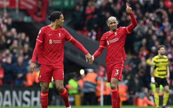 Fabinho (kanan) meraikan jaringan kedua Liverpool bersama Virgil van Dijk ketika berdepan Watford di Stadium Anfield. FOTO: AFP