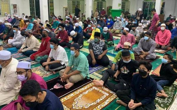 Jemaah pelbagai lapisan umur hadir sebelum solat sunat tarawih.