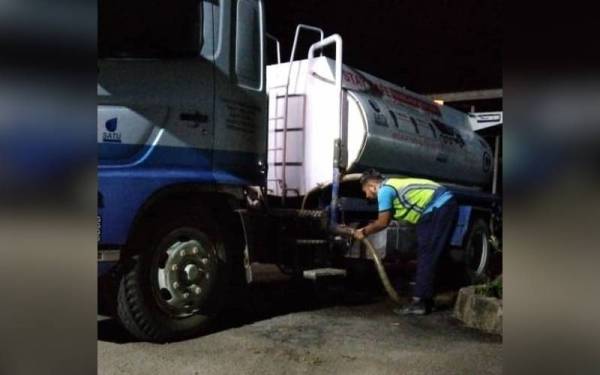 Enam buah lori tangki air dan 13 buah tangki statik digerakkan secara berperingkat ke kawasan terjejas dengan keutamaan diberikan kepada premis-premis kritikal sepanjang tempoh gangguan bekalan air tidak berjadual ini. Foto: Facebook Satu