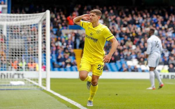 Janelt meraikan jaringannya ketika membantu pasukannya menewaskan Chelsea 1-4 di Stamford Bridge pada Sabtu.