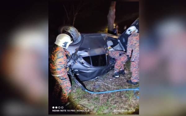 Dua maut selepas kereta dinaiki terbabas dan melanggar sebatang pokok di Jalan Kluang, Sri Lalang, Kluang pada malam Sabtu.