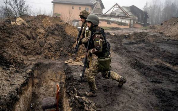 Tentera Ukraine menawan semula kawasan yang diduduki tentera Rusia di pinggir KIEV. - Foto AP