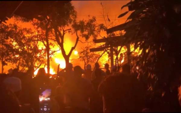 Keadaan lima unit rumah yang terbakar di Kampung Masjid, Tumpat pada Ahad.