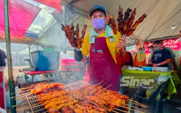 Norherman menunjukkan lemak bakar yang dijual di bazar Ramadan pekarangan Stadium Sultan Muhammad IV di Kota Bharu.