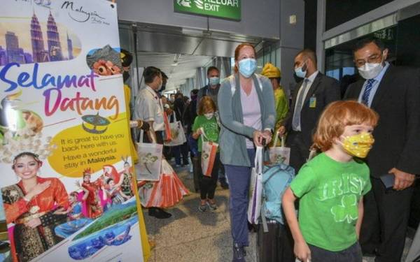 Pengembara antarabangsa selamat tiba di Lapangan Terbang Antarabangsa Kuala Lumpur (KLIA) dari Abu Dhabi, Qatar pada hari pertama Malaysia membuka pintu sempadan negara pada 1 April lalu. - Foto Bernama