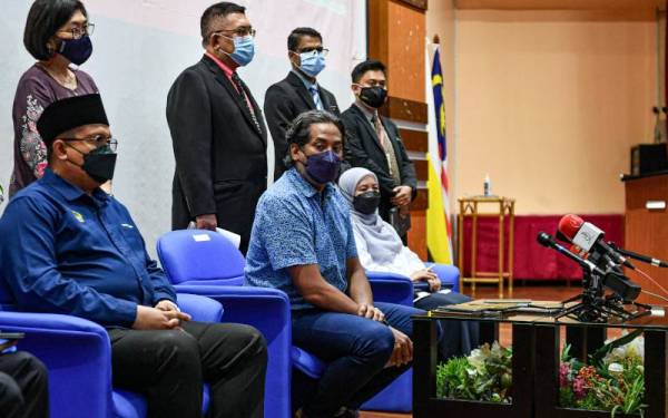 Khairy (duduk, tengah) bercakap pada sidang media sempena lawatan kerja beliau di Hospital Raja Permaisuri Bainun, Ipoh hari ini. - Foto Bernama