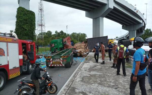 Sebuah kontena berisi kotak kitar semula dari sebuah lori terjatuh dari atas jejambat dan insiden itu tular menerusi beberapa video di media sosial.