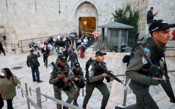 Pasukan keselamatan Israel melakukan rondaan di luar Pintu Damsyik. - Foto AFP