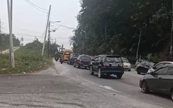 Tangkap layar video tular di laman sosial memaparkan kesesakan lalu lintas di Jalan Kuang, Rawang pada Selasa.