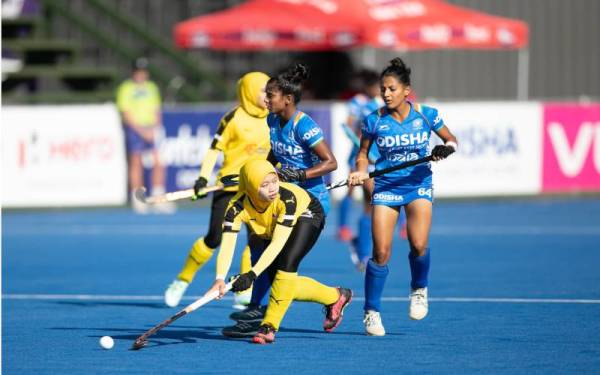 Antara aksi menarik Malaysia menentang India dalam perlawanan Kumpulan D Kejuaraan Piala Dunia Hoki Remaja Wanita di Potchefstroom, Afrika Selatan pada Selasa. - Foto Malaysian Hockey Confederation