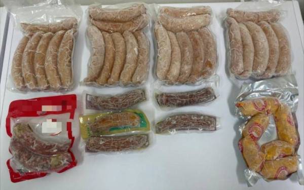 Maqis Selangor merampas sosej daging babi seberat 10 kilogram di KLIA, Sepang pada 26 Mac lalu.