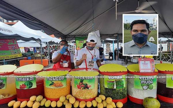 Sistem pembayaran tanpa tunai diperkenalkan dalam urusan niaga jual beli di 25 lokasi pasar Ramadan dan bazar Aidilfitri di Kuantan. (Gambar kecil: Hamdan)