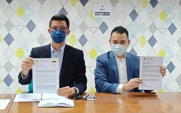 Kar Hing (kiri) bersama Ahli PAC Perak, Chong Zhemin menunjukkan surat permohonan memanggil mesyuarat PAC yang diserahkan kepada Mohd Tarmizi.