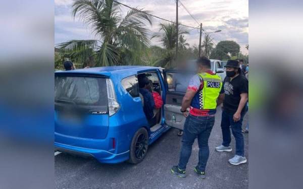 Kenderaan dipercayai memuatkan semua PATI berkenaan ditahan dalam satu operasi di Pontian pagi Selasa