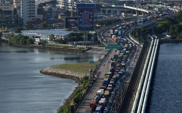 Tempoh pengecualian bayaran tol di plaza tol sempadan negara di Johor akan berakhir Khamis. - Foto: AFP