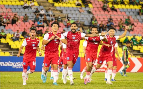 Tae-su meraikan jaringan bersama para pemain The Rhinos lain ketika perlawanan menentang Melaka United di Stadium Hang Jebat. - Foto Sabah Football Club