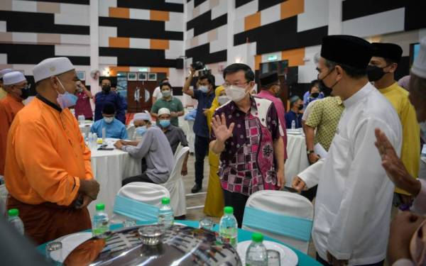 Kon Yeow beramah mesra dengan orang ramai ketika hadir pada Majlis Iftar Rakyat Peringkat Negeri Pulau Pinang di Dewan Orang Ramai Permatang Pasir, pada Rabu. Foto Bernama
