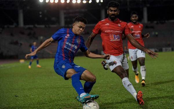 Pemain JDT, Arif Aiman Mohd Hanapi diasak pemain KL City, Kenny Pallraj Davaragi pada saingan Liga Super di Stadium Bolasepak Kuala Lumpur sebentar tadi.