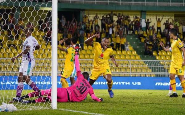 Celvin (dua dari kanan) berjaya mengambil kesempatan menjaringkan gol selepas berlaku kekalutan di hadapan pintu gol Sri Pahang FC di Stadium Darul Aman pada Rabu. - Foto KDA FC