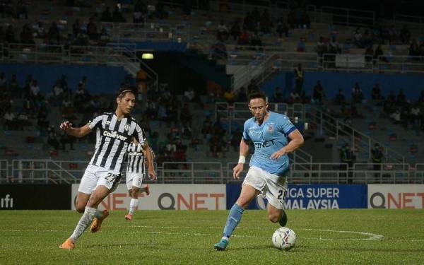 Darren Lok (kanan) mengawal bola ketika menentang TFC pada aksi Liga Super di Stadium Majlis Bandaraya Petaling Jaya pada Rabu - Foto Bernama.