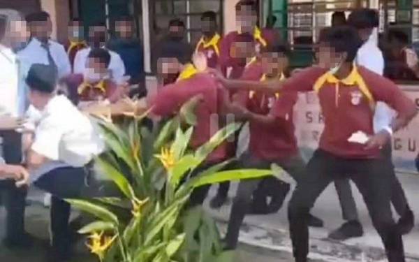 Rakaman sekumpulan pelajar tolak menolak di sebuah sekolah menengah tular di media sosial.