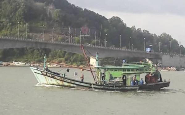 Bot nelayan tempatan kelas B dengan nombor pendaftaran TRF 1027 dilaporkan karam di kedudukan lapan batu nautika dari Pulau Kapas pada Rabu.