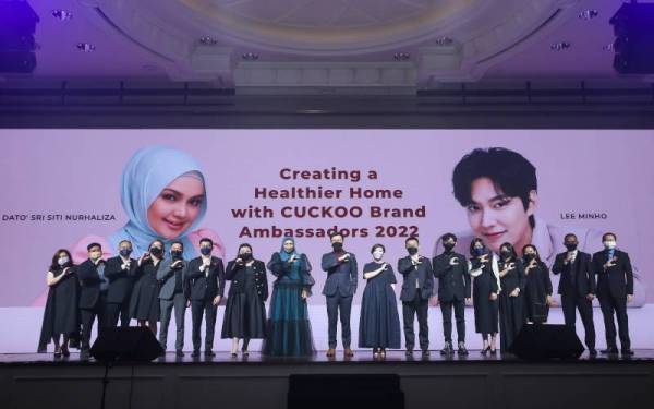 Kian Choon (sembilan dari kiri) dan Siti Nurhaliza (lapan dari kiri) bersama pengurusan Cuckoo pada stu majlis yang diadakan baru-baru ini.