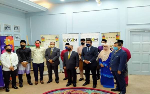 Saarani (tengah) bersama jawatankuasa program Belia Perak Bertadarus selepas menyempurnakan Majlis Pelancaran Belia Perak Bertadarus di Pejabat Menteri Besar Perak, Bangunan Perak Darul Ridzuan, di sini pada Rabu.