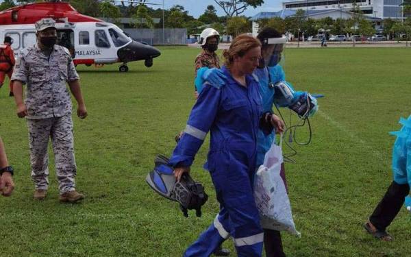 Pasukan penyelamat membawa Kristine dengan menaiki helikopter ke Stadium Mini Mersing pada tengah hari Khamis.- Foto Facebook Menteri Besar, Datuk Onn Hafiz Ghazi