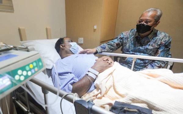 Annuar (kanan) melawat Jamal Shankar yang terlibat dalam kemalangan di Lebuhraya Kerinchi Link menghala Sri Hartamas baru-baru ini di Pantai Hospital Cheras pada Khamis. - Foto Bernama