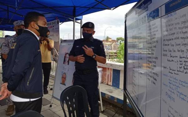 Menteri Besar Johor, Datuk Onn Hafiz Ghazi (kiri) mendengar penerangan daripada Cyrill (kanan) di Pangkalan Hadapan Carilamat di Jeti Awam Majlis Daerah Mersing hari ini, mengenai kehilangan empat penyelam warga asing di perairan Pulau Tokong Sanggol, kira-kira sembilan batu nautika dari Tanjung Leman semalam. - Foto Bernama