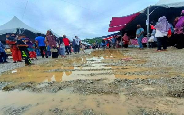 Keadaan di bazar Ramadan Pasir Puteh yang becak dan digenangi air hingga menjejaskan jumlah kehadiran pelanggan.